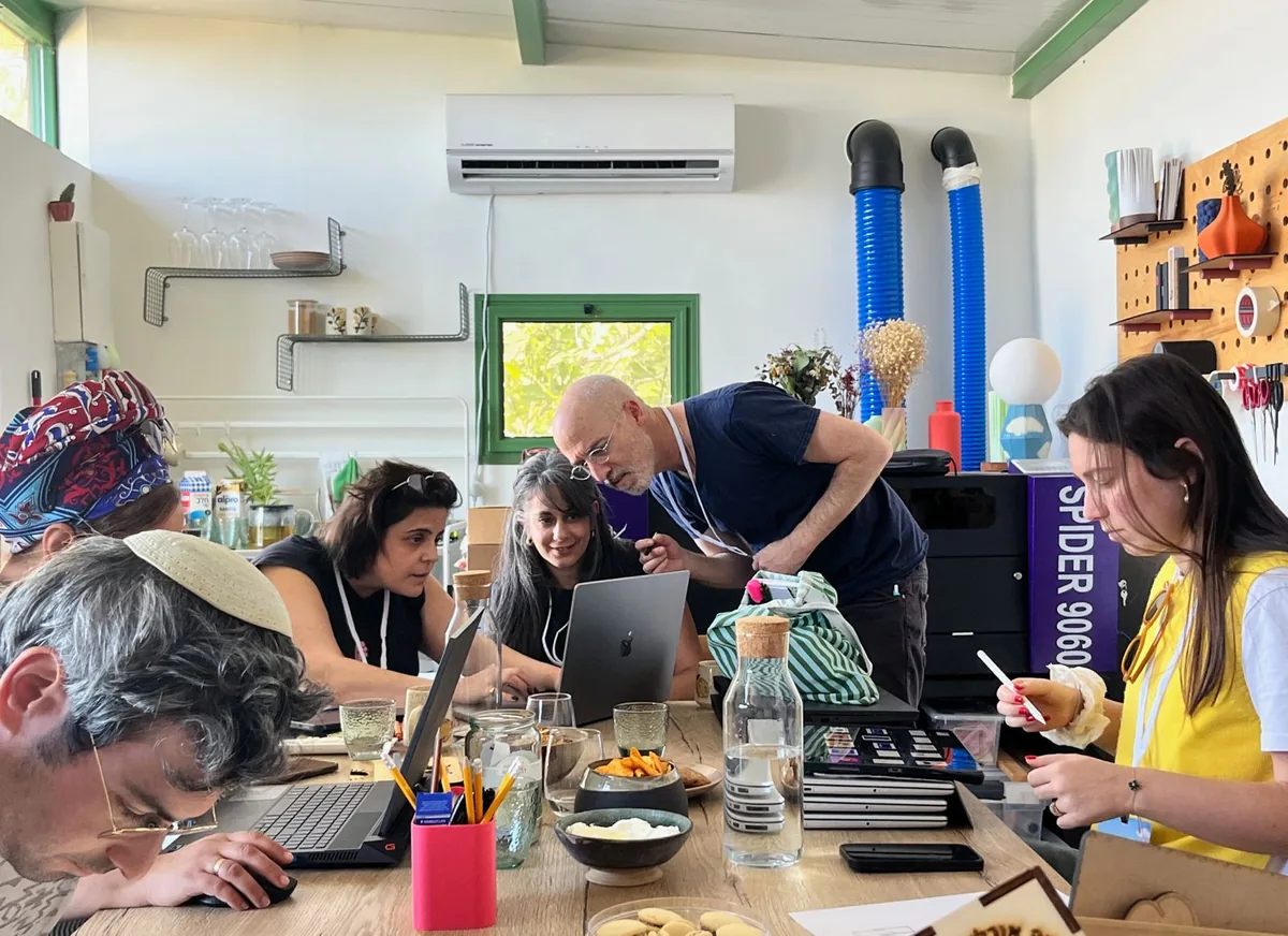 קבוצת עבודה בסדנה מודרכת של Craftory